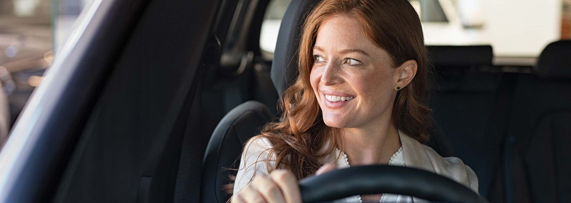 head-service Bild einer zufriedenen Autofahrerin für den Header Bereich "Service"